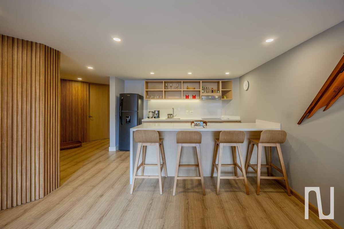 Full kitchen with bar seating and fridge