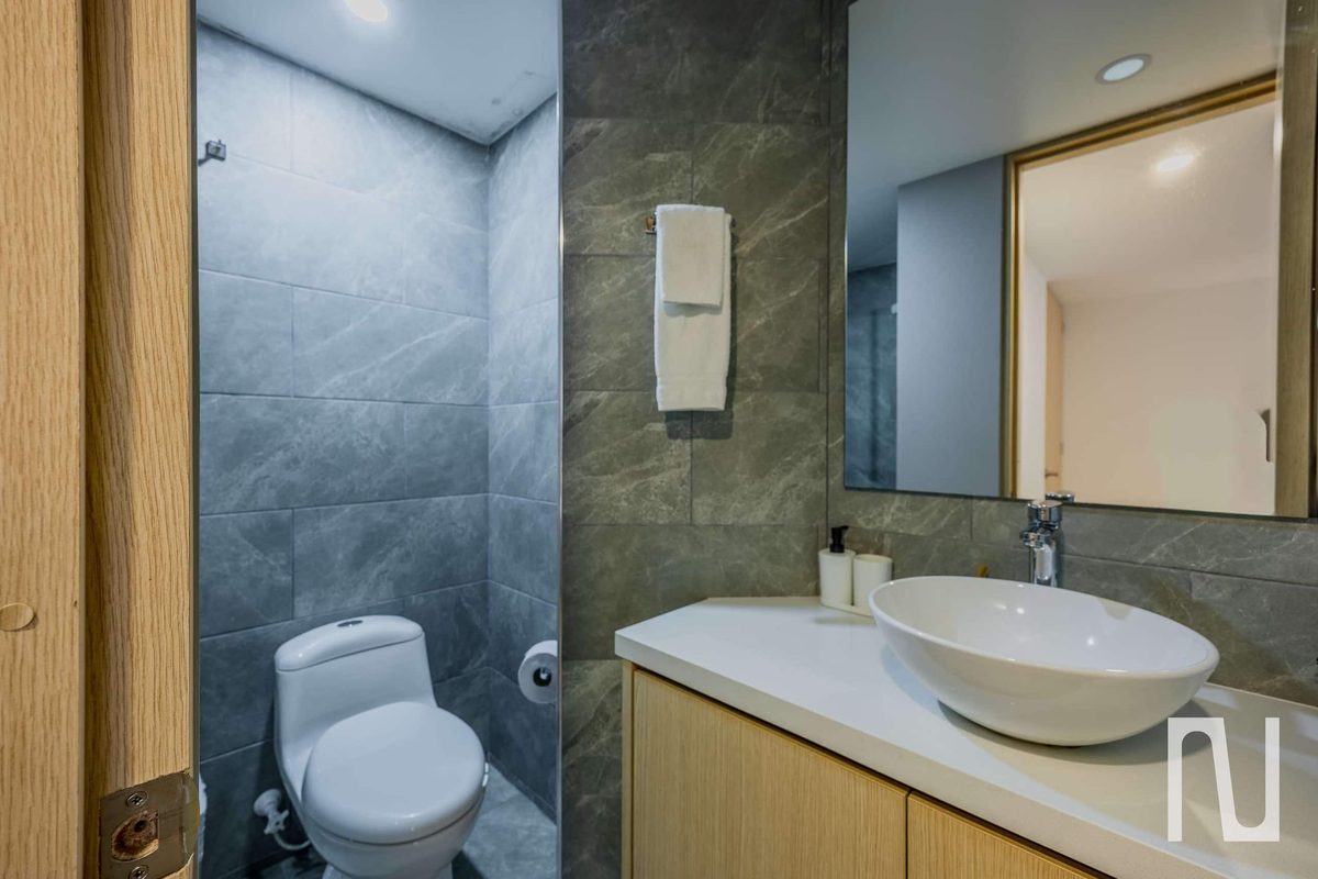Bathroom 2 with toilet and basin